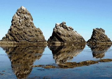 Вид на Три Брата -  группа из трёх выступающих из воды столбообразных скал